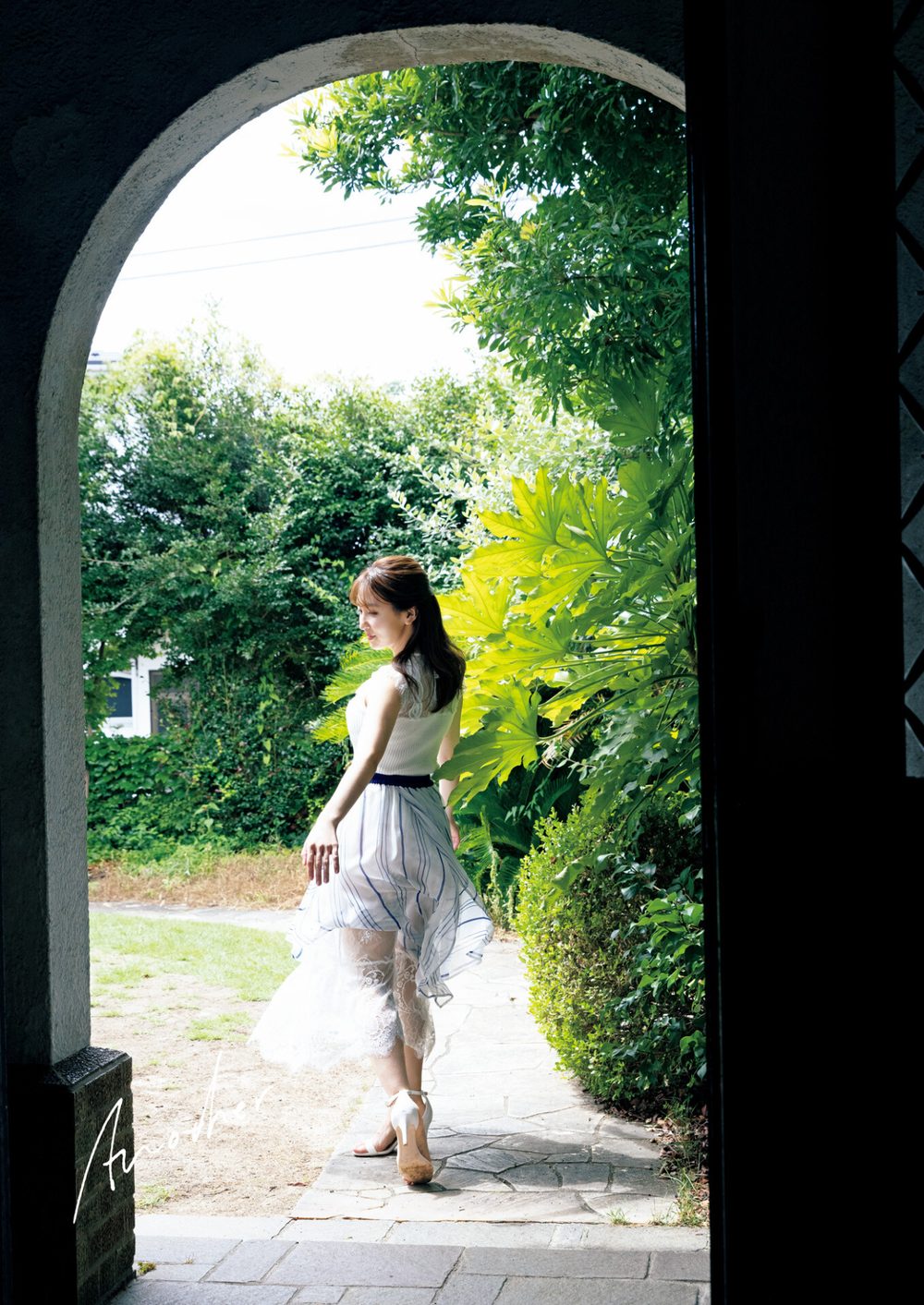 袴田彩会 ファースト写真集 『 Another 』 試し読み3